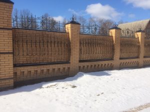 Кирпичный забор с ковкой - Рязань