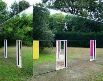 Зеркальный забор – шедевр и удивление для прохожих