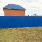 Забор из синего профлиста
